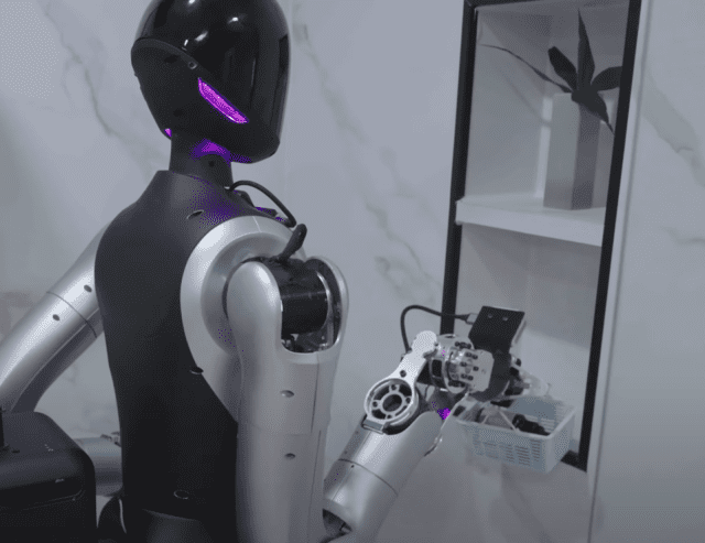 H1 로봇이 호텔 욕실의 세면 도구를 보충하는 모습. 바닥 청소나 수건 수거 등도 수행한다. (사진=제리스 로보틱스)