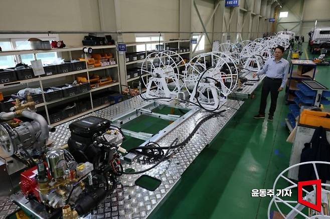 김수한 한서정공 경영운영책임자(COO)가 삼성전자와 협업해 제조현장 고도화 작업으로 구축한 흐름 중심 생산 방식에 대해 설명하고 있다. 천안=윤동주 기자