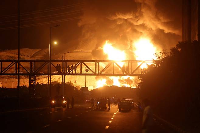 6월 15일 이스라엘의 공습으로 이란 테헤란의 샤란 석유 저장소가 폭발하며 커다란 화염이 치솟고 있다.(WANA)/로이터 연합뉴스