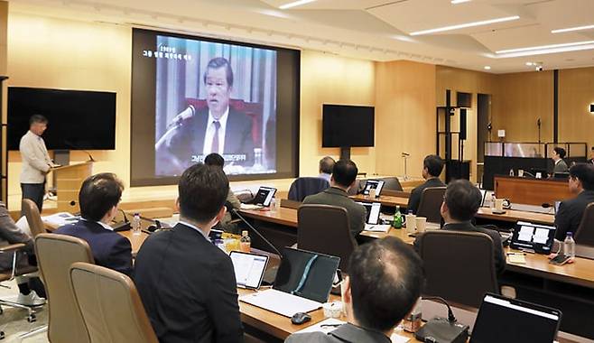지난 13~14일 경기 이천SKMS 연구소에서 열린 SK 연례 경영전략회의에서 그룹 경영진이 고(故) 최종현 선대 회장의 육성을 화면을 통해 듣고 있다. /SK