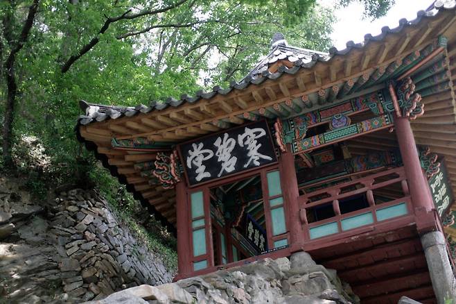 한벽굴이 있는 바위 절벽엔 남원 광한루, 무주의 한풍루와 함께 조선시대 '호남의 삼한' 중 하나로 꼽혔던 한벽당이 있다. 한벽당에 오르면 전주천이 한눈에 내려다보인다. / 박근희 기자