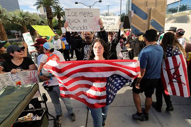 14일 미국 라스베이거스 시내 라스베이거스 블러바드 사우스에 있는 연방 법원 앞에서 열린 "킹스 반대" 시위 집회에서 시위대가 미국 국기를 거꾸로 들고 있다. /연합뉴스