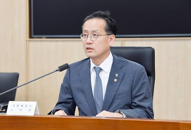 이형일 기획재정부 장관 직무대행 1차관이 16일 정부세종청사에서 열린 '제43차 물가관계차관회의'를 주재하고 있다. /기획재정부 제공