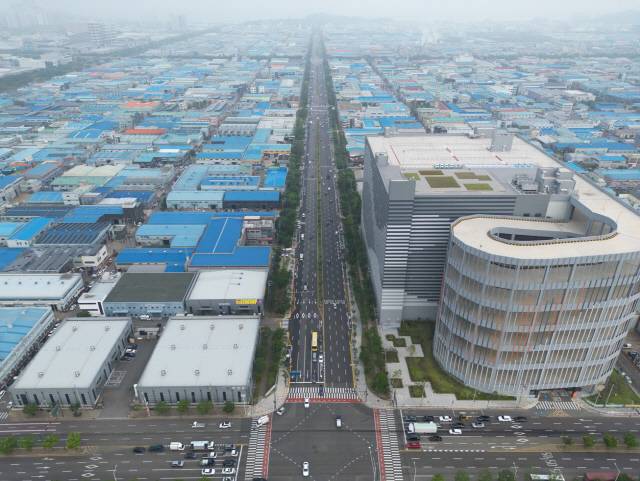시화국가산업단지 재생사업의 일환으로 추진 중인 공단2대로(정왕동 2120) 기반시설 정비공사가 마무리됐다./사진제공=시흥시