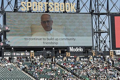 시카고 화이트삭스 홈구장에 교황 레오 14세의 연설이 중계되고 있다. AP 연합뉴스