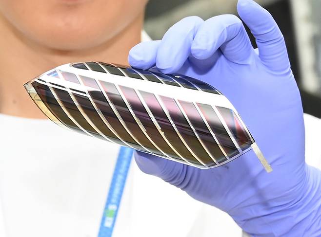 재료연이 개발한 페로브스카이트 태양전지는 얇고 유연하면서도 내구성이 높은 점이 특징이다.