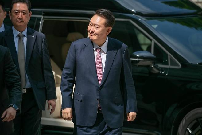 윤석열 전 대통령이 지난 9일 서울 서초구 서울중앙지방법원에서 열린 내란 우두머리 혐의·직권남용 권리행사 방해 혐의 사건 6차 공판에 출석하고 있다. /사진=뉴시스