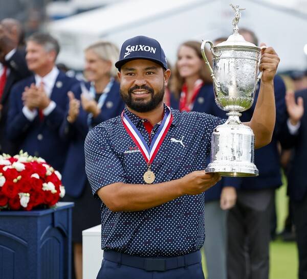 USGA가 주관하는 2025년 미국프로골프(PGA) 투어 메이저 대회 US오픈 우승을 차지한 J.J. 스펀(미국)이 우승 트로피를 들고 있다. 사진제공=USGA/Jeff Haynes
