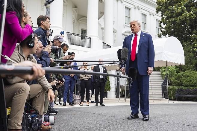 도널드 트럼프 미국 대통령이 15일 워싱턴 디시(D.C.) 백악관을 떠나 캐나다 앨버타주에서 열리는 주요 7개국(G7) 정상회의에 참석하기 위해 출발하면서 취재진과 문답하고 있다. 워싱턴/EPA 연합뉴스
