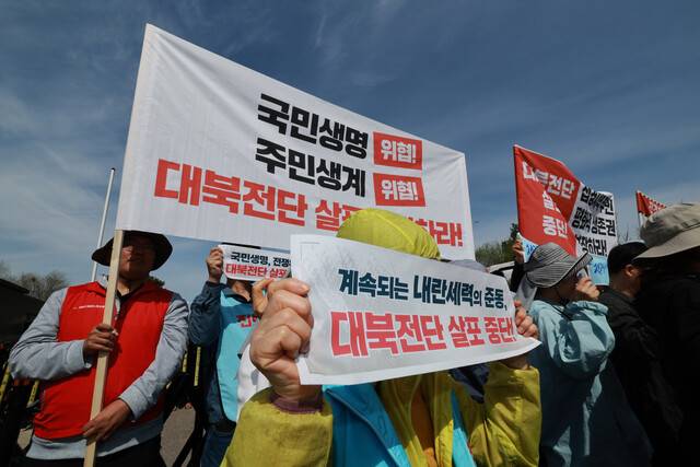 파주지역 시민단체 평화위기파주비상행동이 4월23일 오전 경기도 파주시 임진각에서 납북자가족단체의 대북전단 살포 시도를 규탄하고 있다. 정용일 선임기자 yongil@hani.co.kr