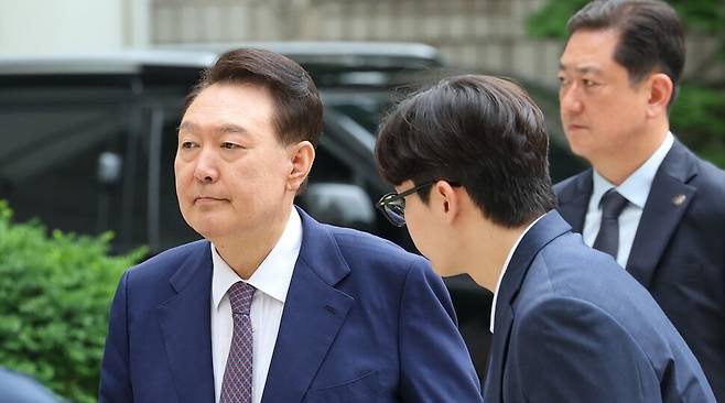 윤석열 전 대통령이 16일 오전 서울 서초구 서울중앙지법에서 열린 내란 우두머리 혐의·직권남용 권리행사 방해 혐의 사건 7차 공판에 출석하고 있다. 김영원 기자 forever@hani.co.kr