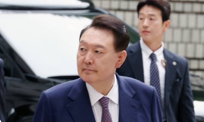 윤석열 전 대통령이 16일 서울 서초구 서울중앙지법에서 열린 내란 우두머리·직권남용 권리행사 방해 혐의 사건 7차 공판에 출석하고 있다. 연합뉴스