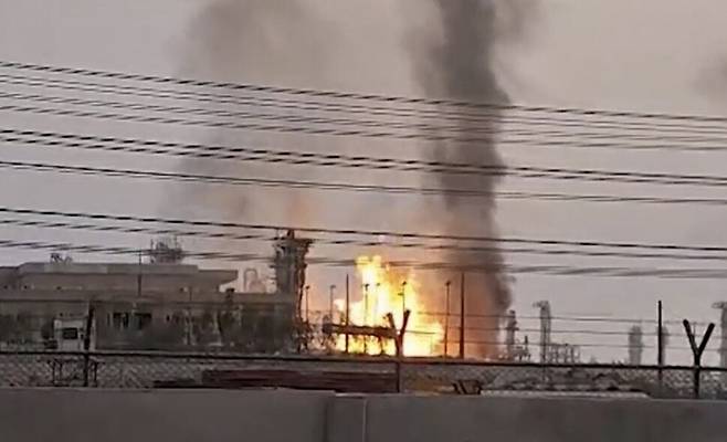 14일(현지시각) 이란 부셰르 주에서 이스라엘 드론에 의해 이란 사우스파르스 가스전이 공습 당해 불이 붙고 있다. 이란 국영 방송(IRIB) 영상 갈무리. AP 연합뉴스