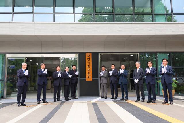 16일 오전 정부서울청사 창성동 별관에서 국정기획위 현판식이 열리고 있다. 국정기획위원회 제공