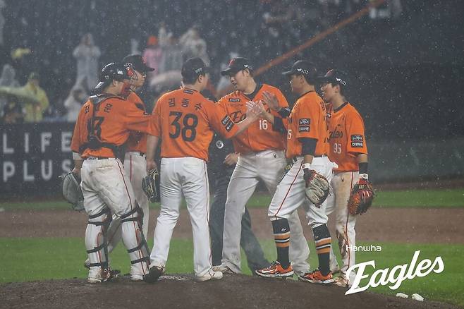 한화 이글스가 15일 대전 한화생명볼파크에서 열린 2025 KBO리그 엘지 트윈스전에서 10-5로 승리한 뒤 기뻐하고 있다. 한화 이글스 제공