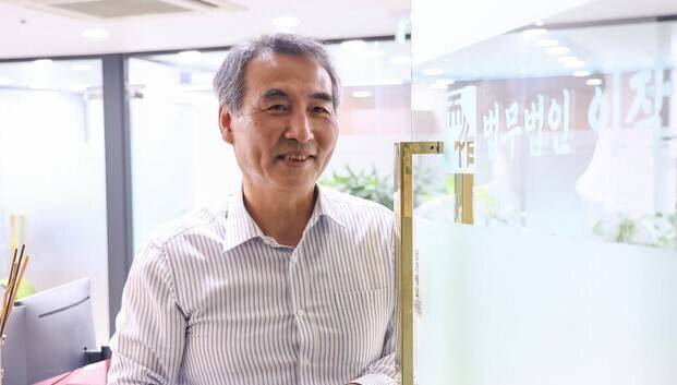 김건희 특검으로 지명된 민중기 전 서울중앙지방법원장이 지난 13일 서울 서초동 사무실에서 나오고 있다. 연합뉴스