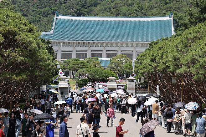 대통령실의 청와대 복귀를 앞두고 방문객이 폭발하고 있다. 2025년 6월5일 서울 종로구 청와대를 찾아온 방문객들이 정문 앞에 긴 줄을 서있다. 한겨레 신소영 기자 viator@hani.co.kr