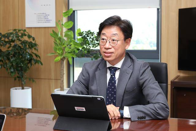 오태석 한국과학기술기획평가원(KISTEP) 원장이 충북 음성 내 충북혁신도시에 위치한 KISTEP에서 4일 한국일보와 인터뷰를 하고 있다. KISTEP 제공