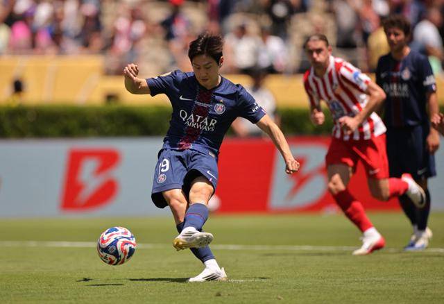 파리 생제르맹(PSG)의 이강인이 16일 미국 로스앤젤레스(LA) 로즈볼 스타디움에서 열린 아틀레티코 마드리드와의 2025 미국 클럽 월드컵 B조 조별리그 1차전에서 3-0으로 앞서던 후반 추가시간 페널티킥을 차고 있다. PSG는 이강인의 득점을 추가해 4-0으로 대승했다. LA=로이터 연합뉴스