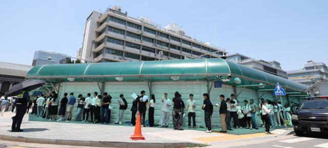 5일 서울 종로구 세종로 주한미국대사관 앞에서 시민들이 미국 비자심사를 받기 위해 줄 서 있다. 도널드 트럼프 미국 대통령은 하버드대에 유학가거나 이 대학에서 연수하려는 외국인에 대한 비자 발급을 전면 중단하는 내용의 행정명령에 서명했다. 뉴시스
