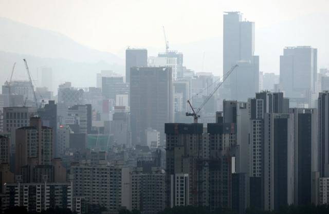 서울 아파트 가격이 들썩이고 있는 16일 남산에서 바라본 도심 풍경. 연합뉴스