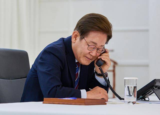 이재명 대통령이 지난 6일 서울 용산구 한남동 관저에서 도널드 트럼프 미국 대통령과 전화 통화를 하고 있다. 대통령실 제공