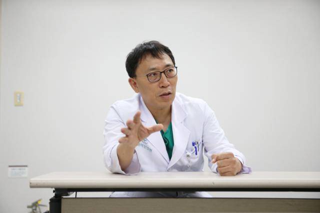 지난 11일 서울 송파구 서울아산병원에서 만난 문덕복 간이식‧간담도외과 교수가 간 이식에 대해 설명하고 있다. 서울아산병원 제공