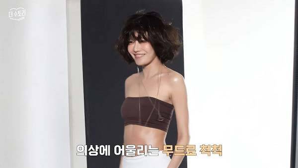 그룹 소녀시대 멤버 수영(35)이 배를 노출하고 화보를 찍어야 해서 스팸 김밥을 먹지 않는 모습을 보였다./사진=유튜브 채널 ‘the sootory 더수토리’