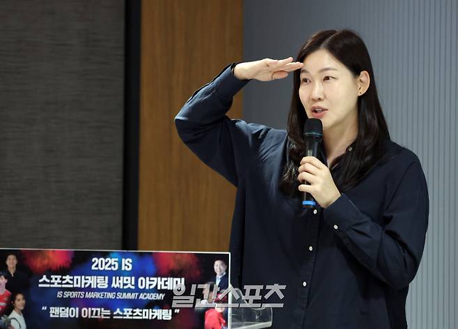 '일간스포츠(IS) 스포츠 마케팅 써밋 아카데미(Sports Marketing Summit Academy·SMSA)'가 11일 오후 서울 중구 KG타워에서 열렸다. 여자농구 부산 BNK썸 박정은 감독이 '한국여자농구 전설이자 우승팀 감독' 의 뒷 이야기들을 강의하고 있다. 올해로 3회째를 맞는 SMSA는 매주 스포츠마케팅 최고전문가들과 화려한 셀럽 라인업을 강단으로 구성, 6월 18일까지 (매주 수요일) KG타워 13층 대회의실(서울 중구 통일로 92)에서 진행된다. 정시종 기자 capa@edaily.co.kr /2025.06.11.
