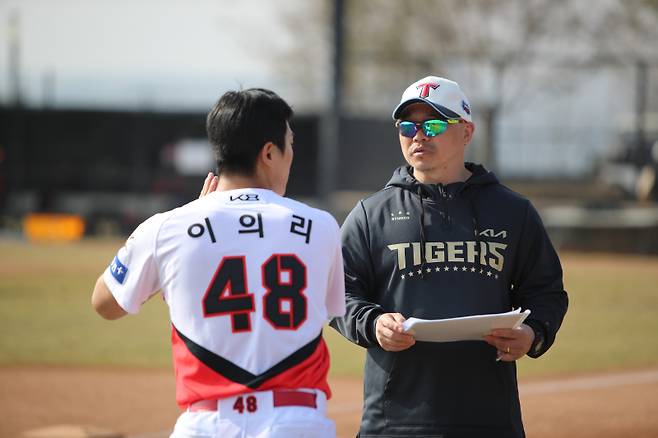 지난 1월 미국 스프링캠프 당시 박창민 트레이너와 소통하는 이의리의 모습. KIA 제공