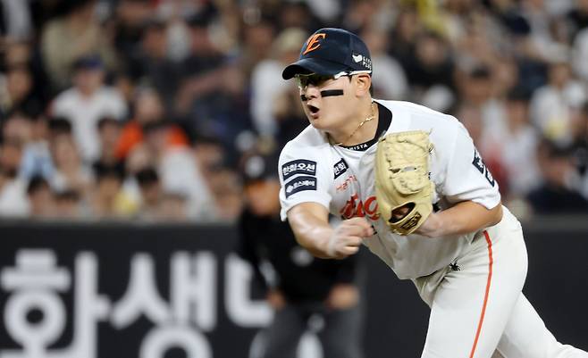 <yonhap photo-5717="">12일 대전 한화생명볼파크에서 열린 2025 신한 SOL 뱅크 KBO리그 두산 베어스와 한화 이글스의 경기. 8회초 2사 만루 때 마운드에 오른 한화 김서현이 힘차게 공을 던지고 있다.</yonhap>