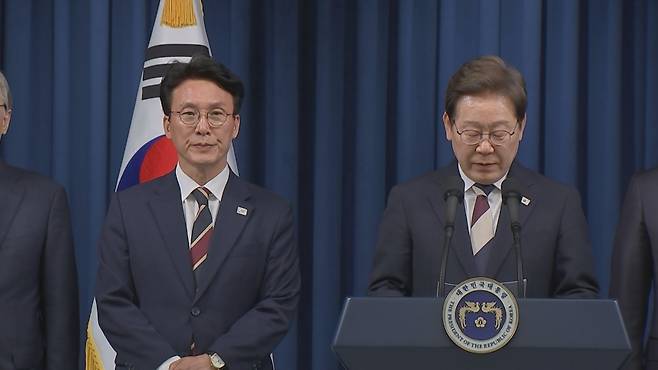 김민석(왼쪽) 국무총리 후보자와 이재명 대통령.