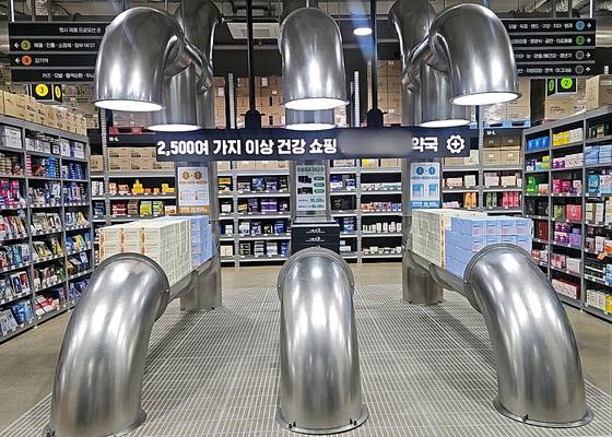 15일 오전 경기도 성남시의 한 약국 입구. 채혜선 기자