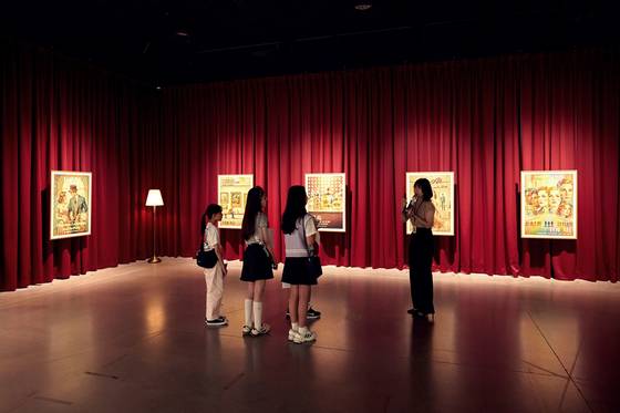 관람객과 도슨트의 소통과 활동을 기록하고 전시하는 김가람 작가의 '분더캄머'.