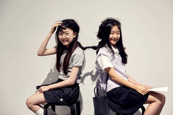 남다현 작가의 '수원시립포토존-시간에서의 관계'에서 포즈를 취한 김민영(오른쪽) 학생기자와 김리현 학생모델.