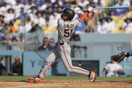샌프란시스코의 한국인 야수 이정후가 LA 다저스와의 경기에서 시즌 5호 3루타를 때려냈다. AP=연합뉴스