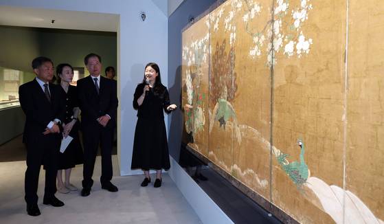 김재홍 국립중앙박물관장과 후지와라 마코토 도쿄국립박물관장이 16일 서울 용산구 국립중앙박물관 상설전시관에서 열린 한일 국교 정상화 60주년 기념 특별전 '일본미술, 네 가지 시선' 언론공개회에서 전시를 둘러보고 있다. 국립중앙박물관과 일본 도쿄국립박물관이 공동으로 개최하는 이번 전시는 두 기관의 소장품 62건을 중심으로 일본미술의 외적 아름다움과 내면의 정서를 감상할 수 있도록 구성했으며, 오는 17일부터 8월 10일까지 개최된다. 뉴스1