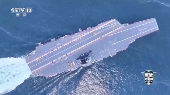 14일 중국중앙방송(CC-TV)가 제호 3항모 푸젠함의 실전 배치가 임박했다는 전문가 인터뷰를 방영했다. 사진 CC-TV 화면 캡처