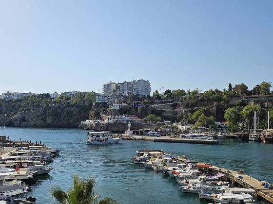 튀르키예 남부의 항구도시 안탈리아. 지중해를 품은 천혜의 자연경관 덕에 유럽인의 휴양지로 인기가 높다. 사진은 역사 지구로 이름난 칼레이치의 해변가. 뙤약볕이 빚어낸 지중해의 윤슬이 장관이다.