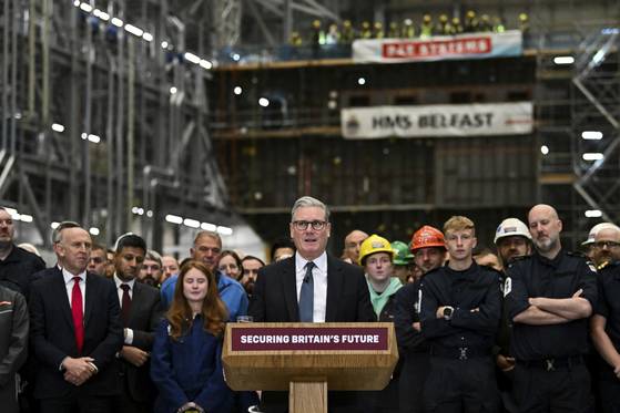 키어 스타머 영국 총리가 2일(현지시간) 스코틀랜드 글래스고의 방산업체 BAE시스템 조선소에서 12척의 잠수함 확보 계획을 발표하는 모습. AP=연합뉴스
