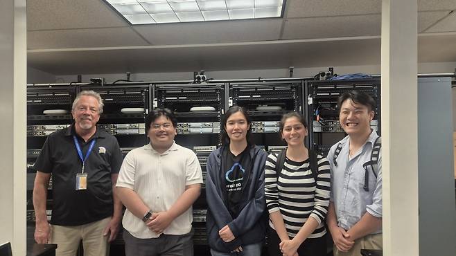 미국 새너제이주립대(SJSU)와 아마존웹서비스(AWS) 간의 산학협력 강의 '클라우드 파운데이션'을 강의하는 리차드 그로테구트 SJSU 교수(왼쪽 첫번째)와 컴퓨터시스템학과 학생들이 수업을 마치고 한국경제신문과 대화하고 있다./ 송영찬 특파원