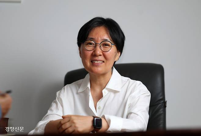 지난 12일 경향신문과 인터뷰하면서 정혜신 박사는 “감정은 존재의 핵심”이라고 말했다. 그는 “가장 절박하고 힘겨운 순간에 필요한 건 ‘네가 그랬다면 뭔가 이유가 있을 것이다’ ‘너는 옳다’는 존재에 대한 수용”이라고 했다. 정지윤 선임기자