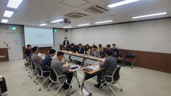 16일 경남도청에서 ‘트라이포트 연계 물류산업 육성전략 수립용역’ 최종 보고회가 열리고 있다. 경남도 제공
