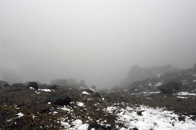 지난 11일 오전 중국 지린성 연변 조선족 자치주 백두산 북파 지역 정상에서 내려다본 천지가 비안개에 가려 보이지 않고 있다.