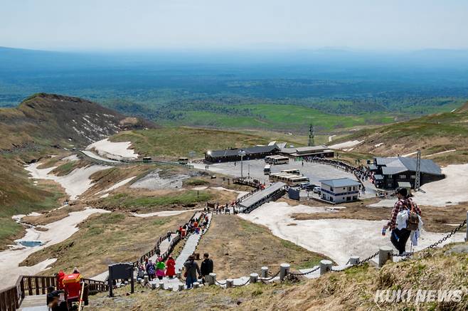 백두산 서파에서 관광객들이 이동하고 있다.