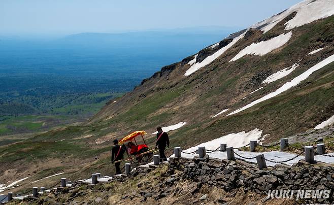 백두산 서파 등산로에서 가마꾼들이 이동하고 있다.