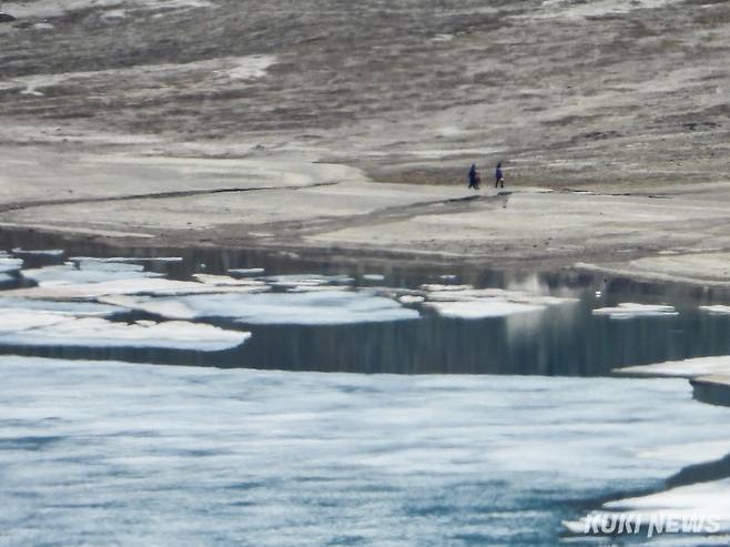 지난 12일 중국 지린성 연변 조선족 자치주 백두산 서파 정상에서 바라본 북한령인 동파지역.
