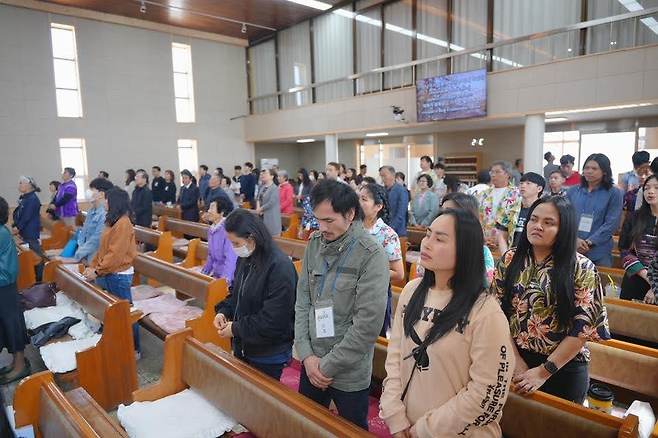 한국인과 태국인이 함께 예배 드리는 연합예배 모습. 매향교회 제공