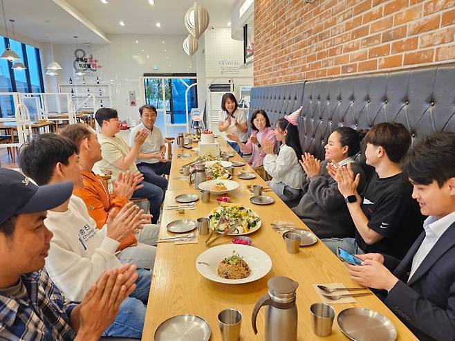 한국인 성도들과 캄보디아 성도들이 식사 교제를 하는 모습. 포항충진교회 제공