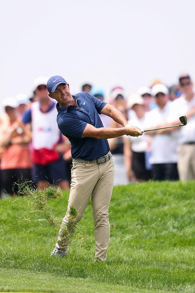 러프에서 탈출하고 있는 로리 매킬로이. AFP 연합뉴스